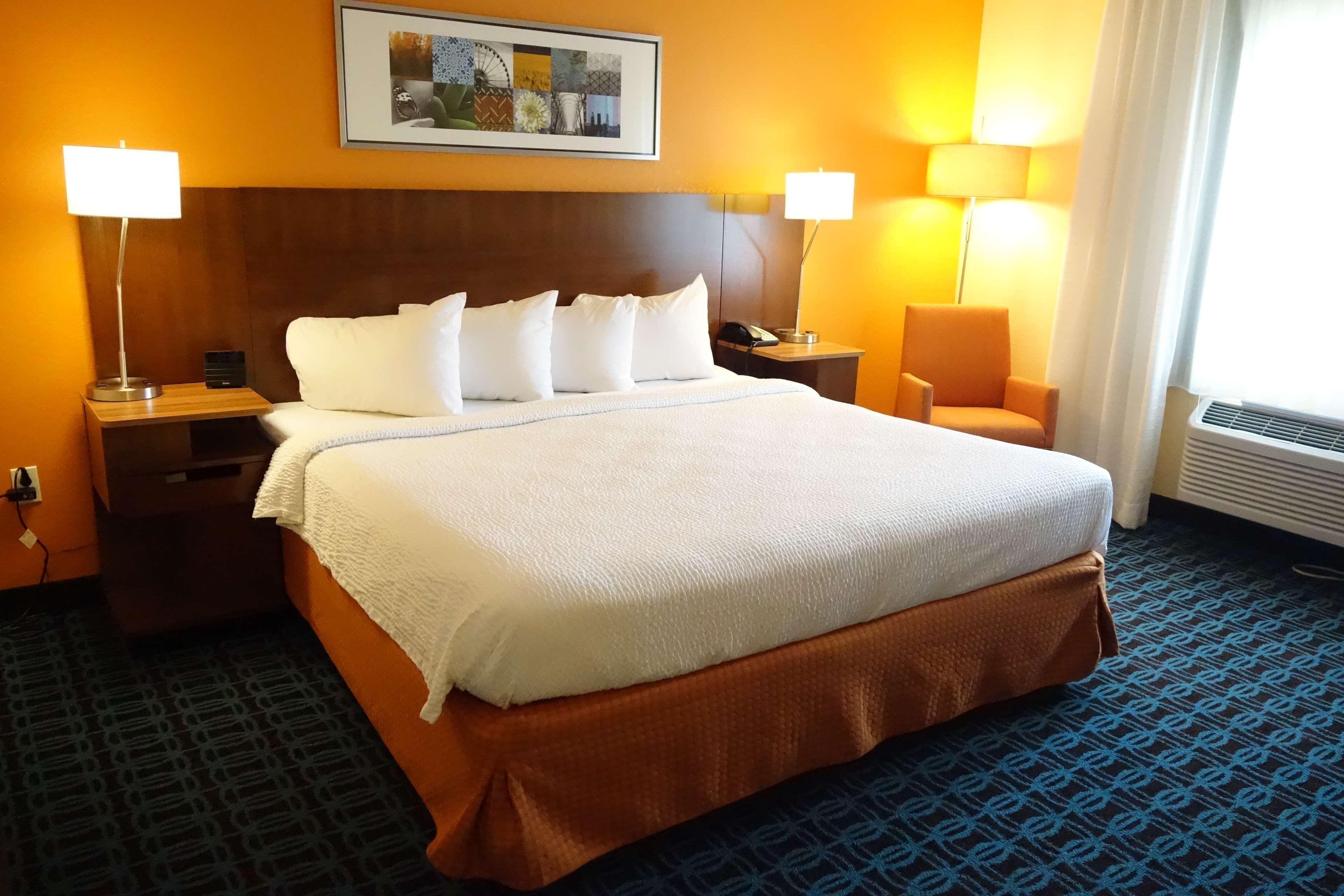 Hotel Country & By Radisson, Airport, Az 3*