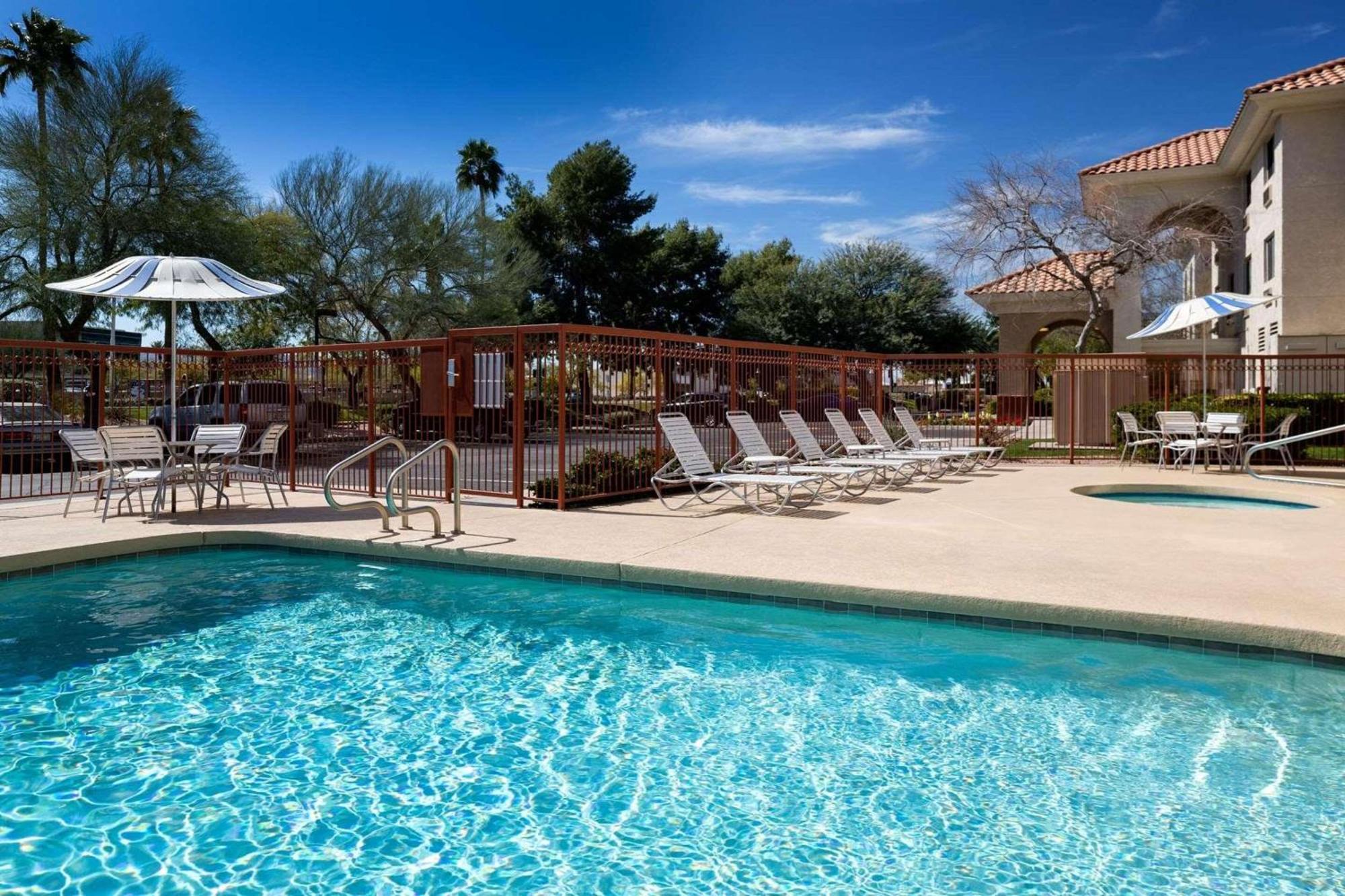 Country & By Radisson, Airport, Az 3*